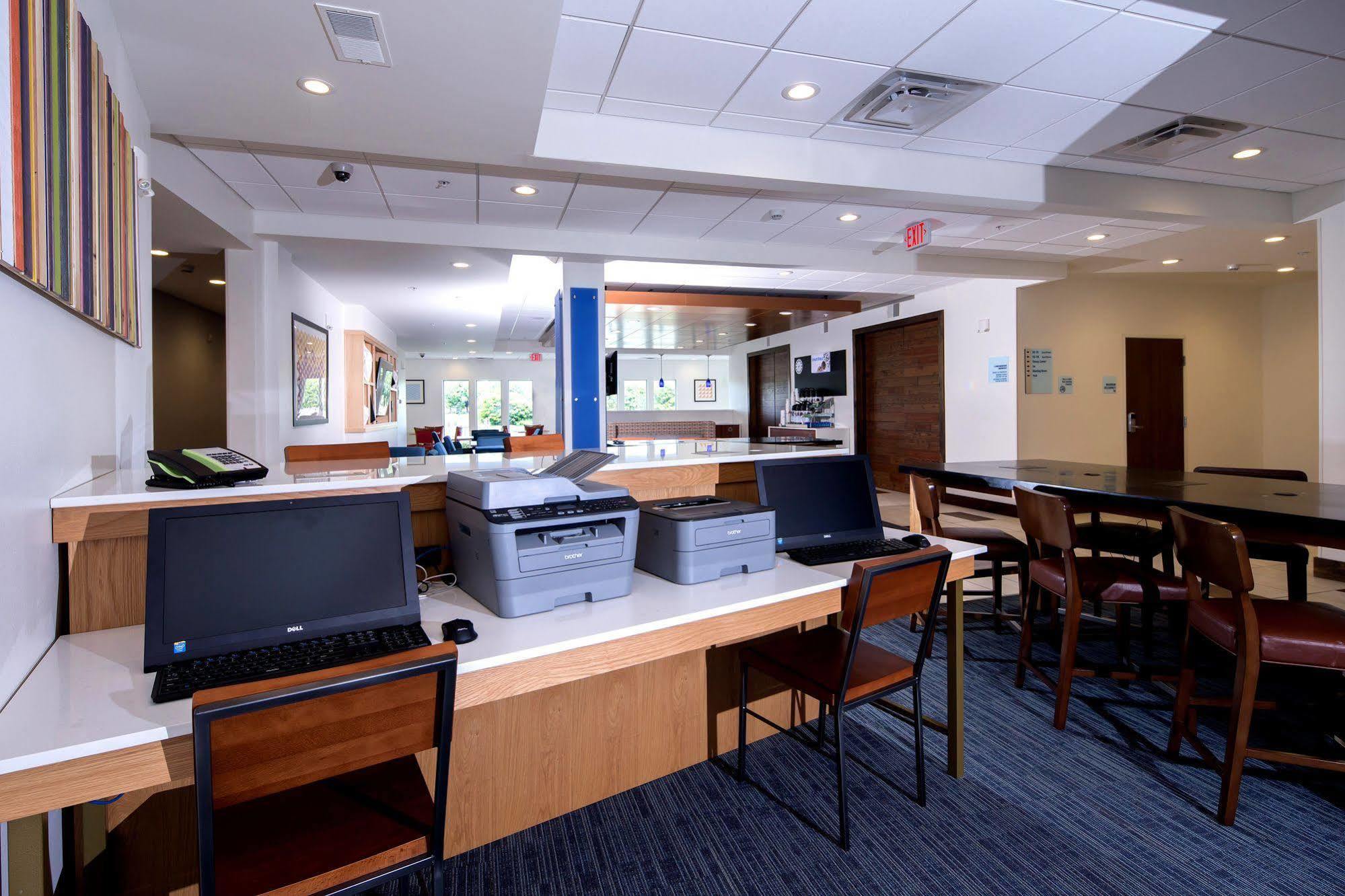 Holiday Inn Express & Suites - Portage By Ihg Exterior photo